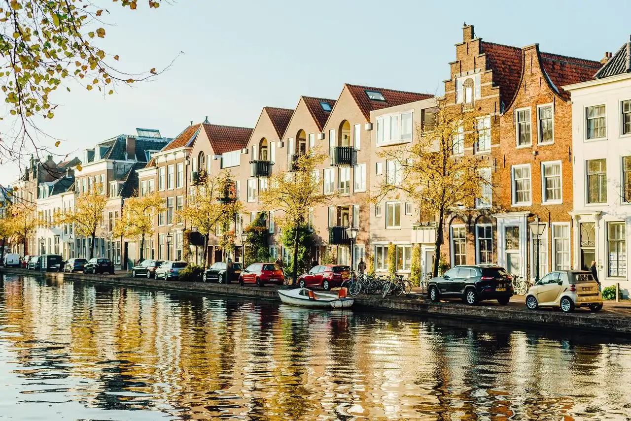 Casas junto a un canal de Ámsterdam