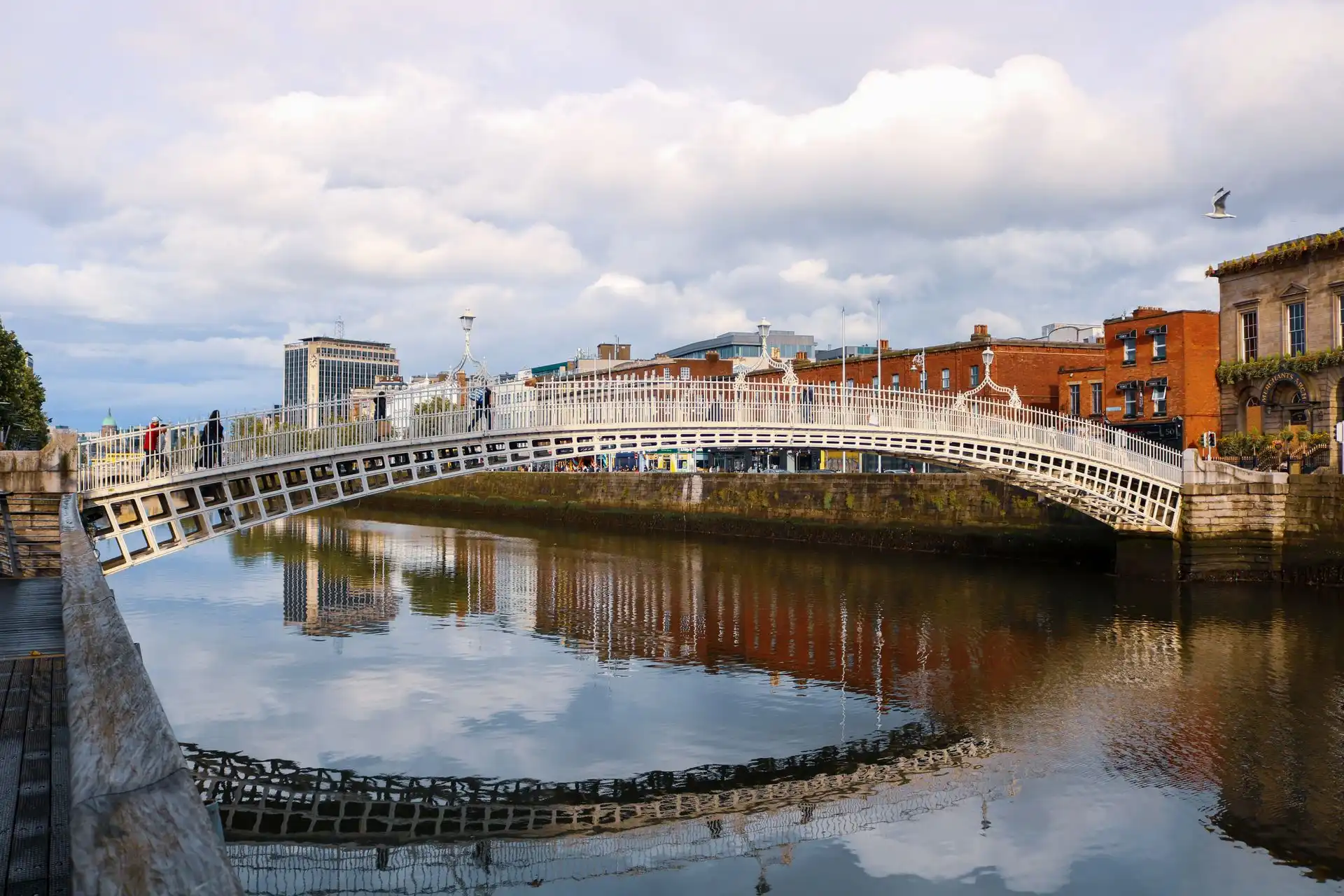 Ha’penny Bridge sobre el río Liffey, Dublín
