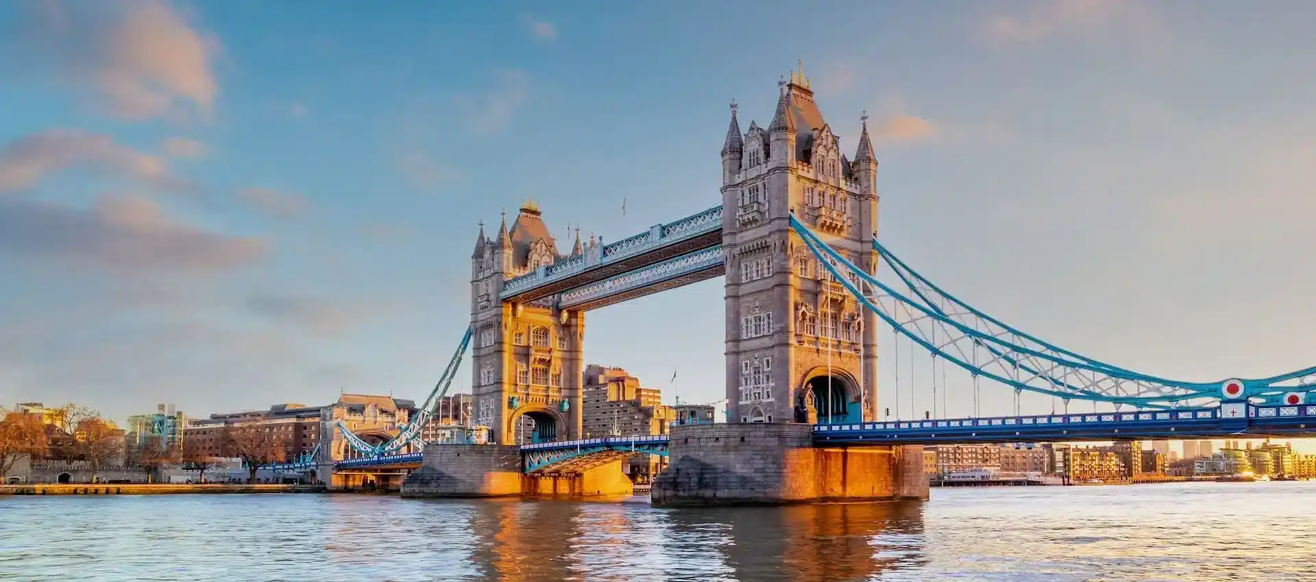 Tower Bridge sobre el Támesis, Londres
