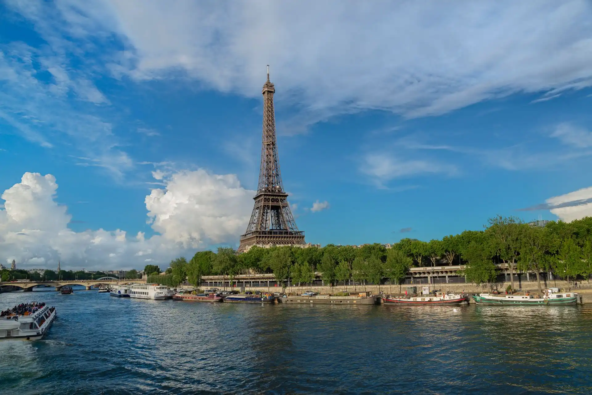 La Torre Eiffel y el río Sena, París