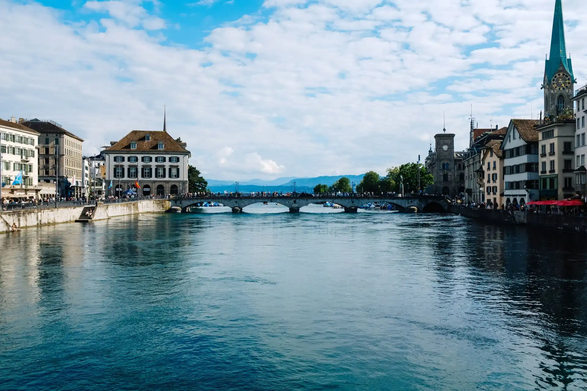 El río Limmat y el casco antiguo de Zúrich