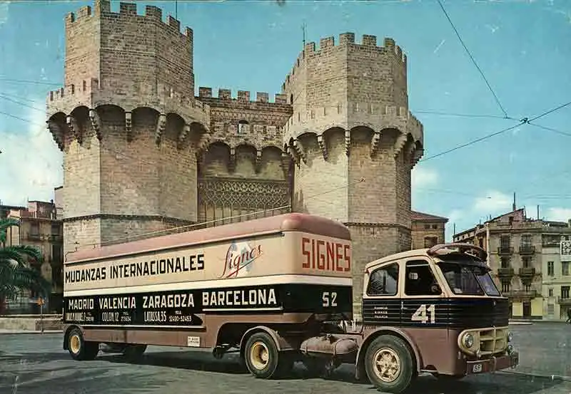 Mudanzas Signes junto a las Torres de Quart, Valencia