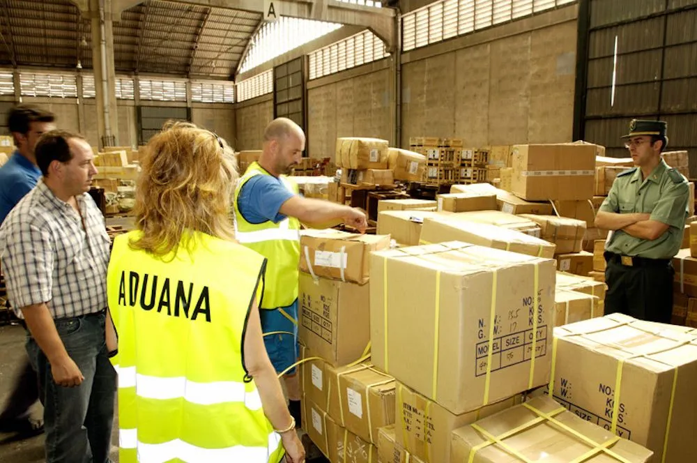 Control de aduanas en mudanza internacional gestionado por Mudanzas Signes